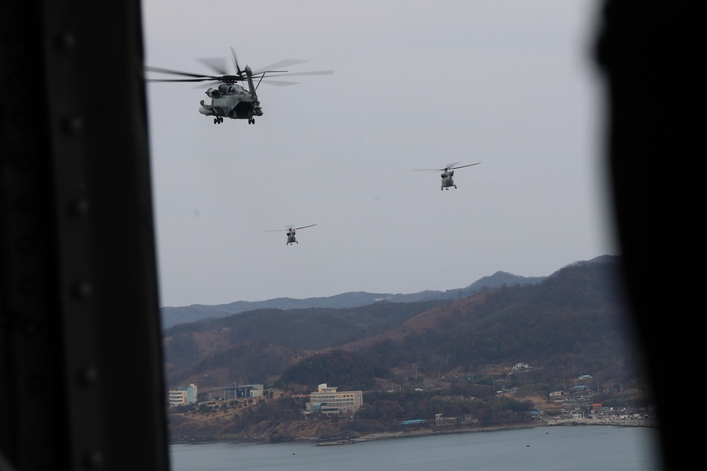 HMH-465, ROK Marine Corps fly in formation during KMEP 25