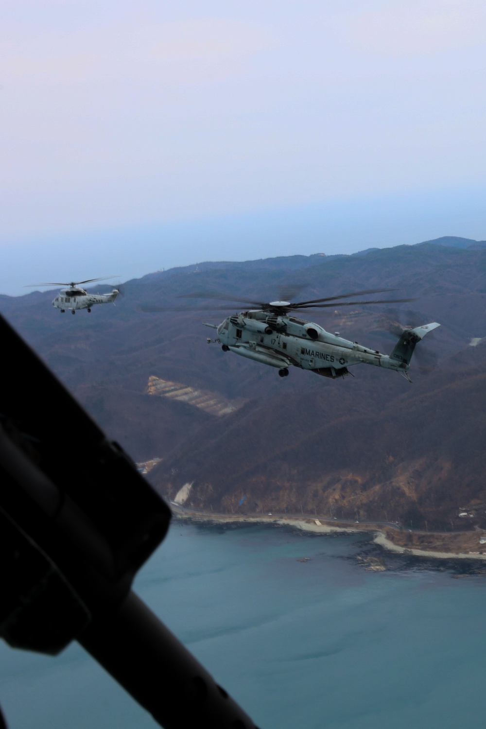 HMH-465, ROK Marine Corps fly in formation during KMEP 25