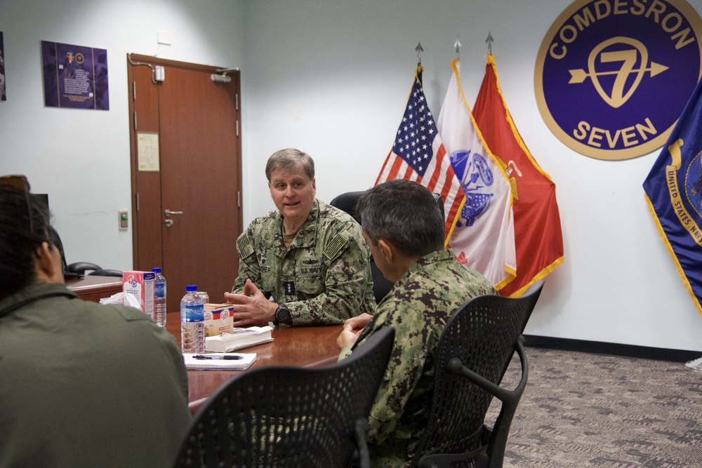 Commander, U.S. 7th Fleet visits Destroyer Squadron Seven