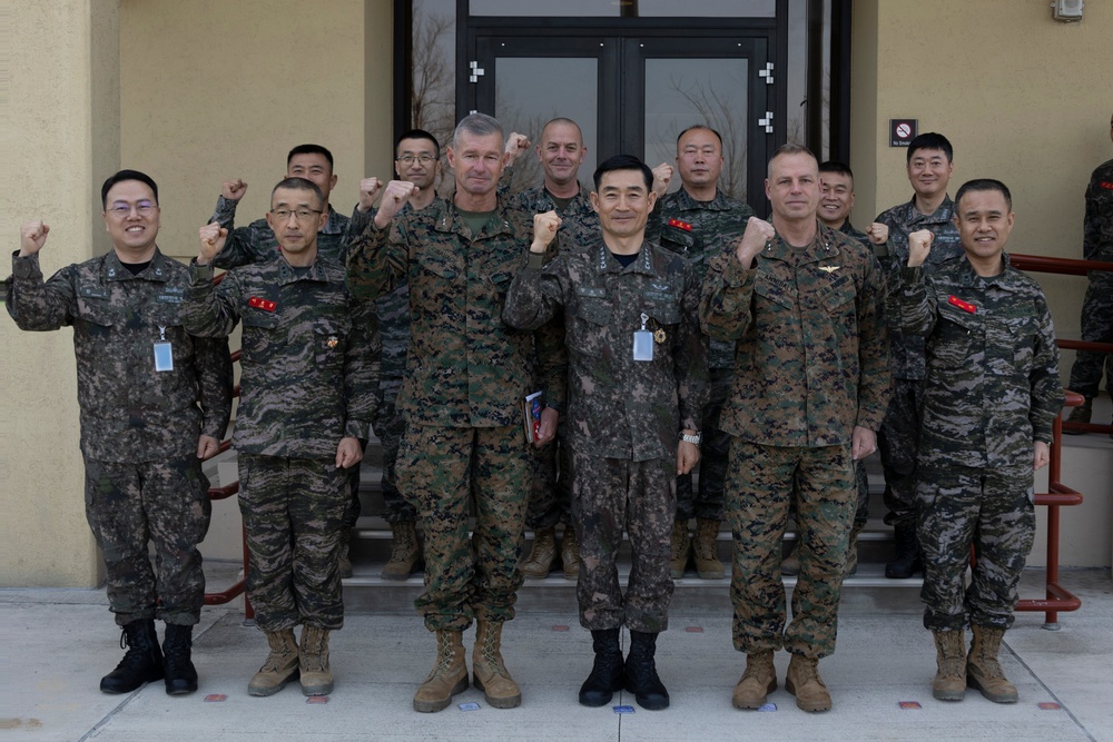 Chief of Naval Operations, Adm. Yang visits Korean MAGTF Operations Center