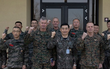 Chief of Naval Operations, Adm. Yang visits Korean MAGTF Operations Center