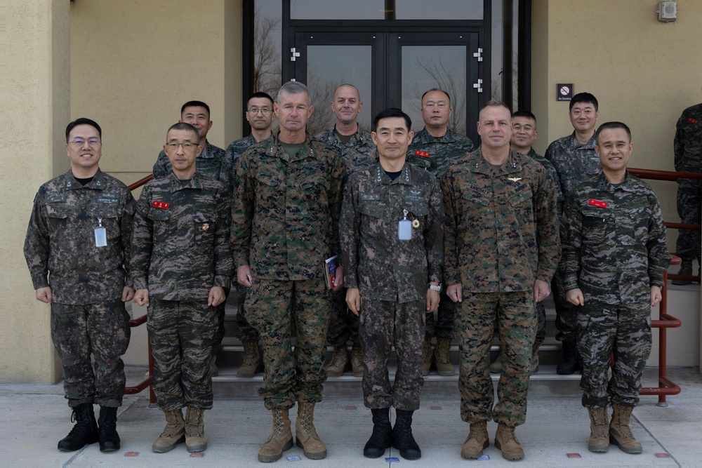 Chief of Naval Operations, Adm. Yang visits Korean MAGTF Operations Center