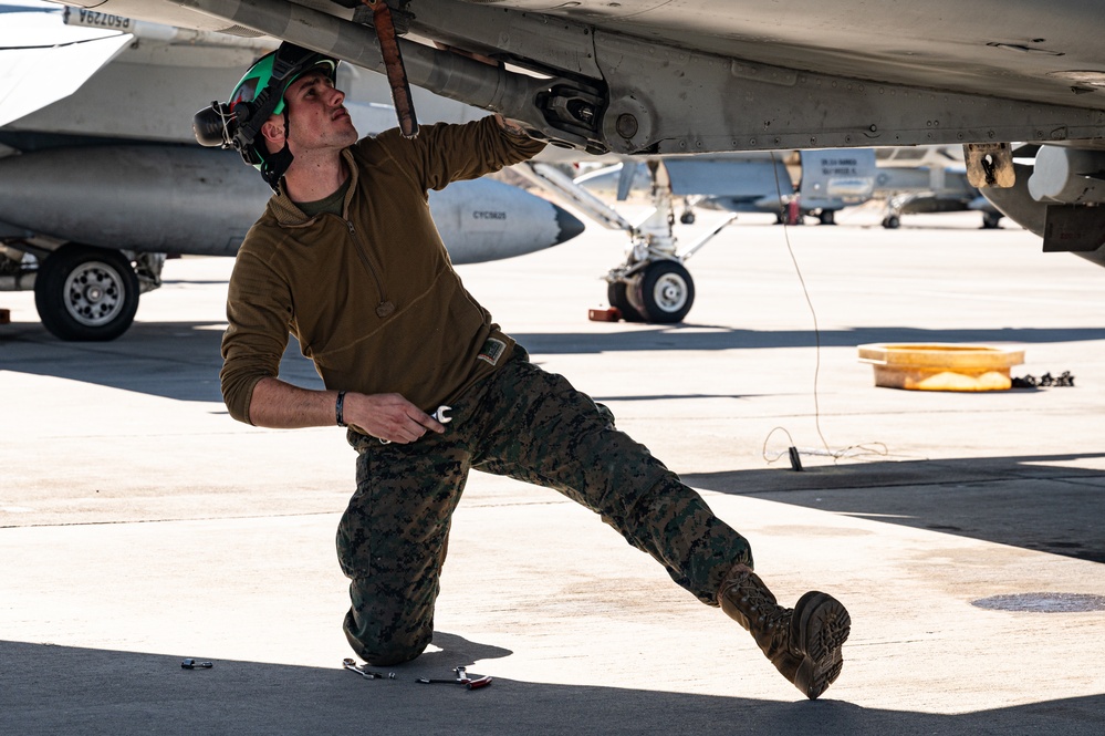 Red Flag-Nellis 25-2 F/A-18 maintenance