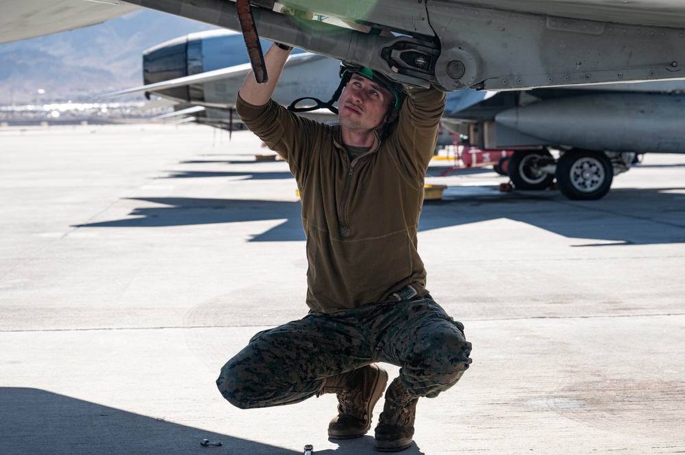 Red Flag-Nellis 25-2 F/A-18 maintenance