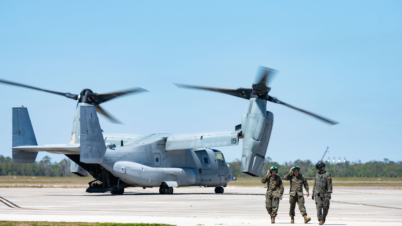 米フロリダ州マクディル空軍基地の滑走路で、地上要員が見守る中エンジンを回して駐機する米海兵隊MV-22Bオスプレイの機体全体