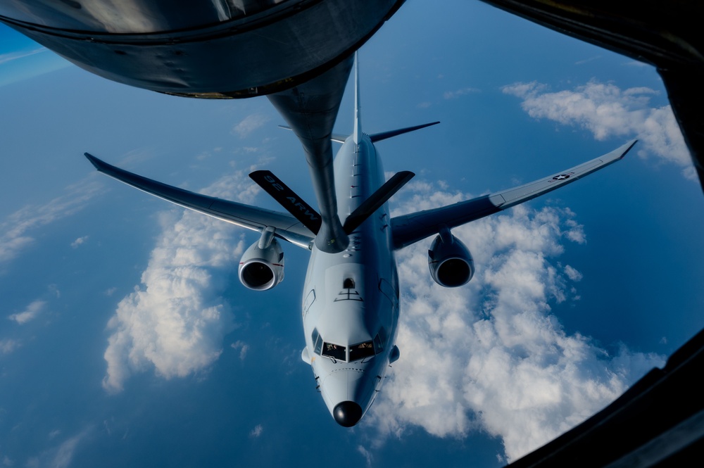 AFCENT tanker refuels Navy ISR aircraft over the Red Sea