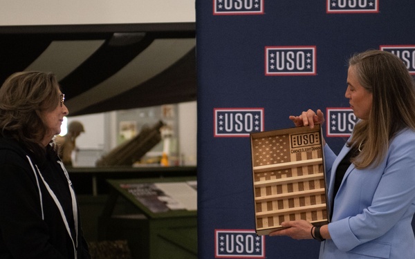 Candace Dunning receives 2024 USO Volunteer of the Year award