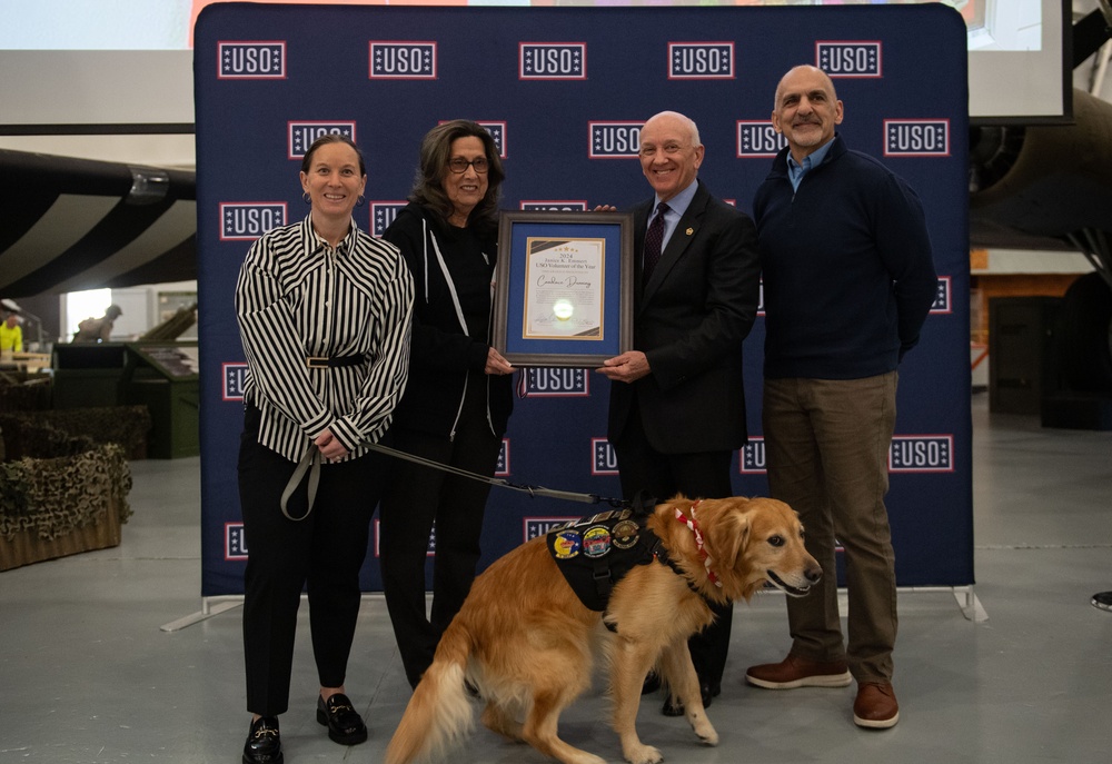 Candace Dunning receives 2024 USO Volunteer of the Year award