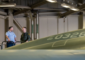 RAF Wg. Cdr. Butler visits Whiteman AFB