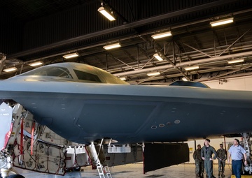 RAF Wg. Cdr. Butler visits Whiteman AFB