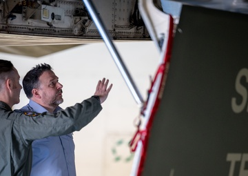 RAF Wg. Cdr. Butler visits Whiteman AFB