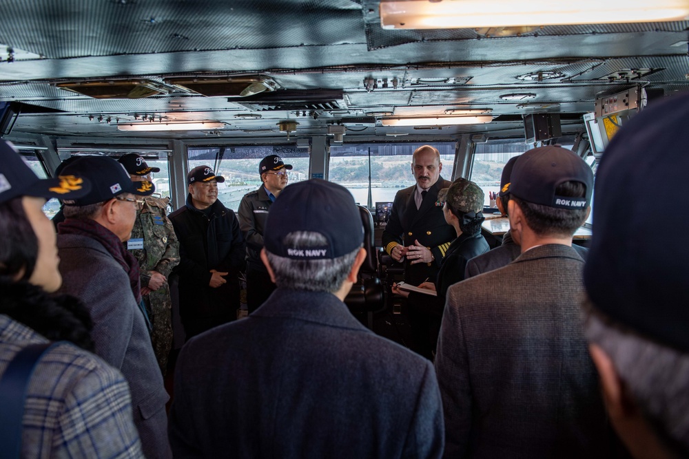 Vice Adm. Hwang, Commander, Republic of Korea Navy, visits USS Carl Vinson (CVN 70)