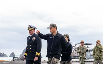 Vice Adm. Hwang, commander, Republic of Korea Navy Fleet, Visits USS Carl Vinson (CVN 70)