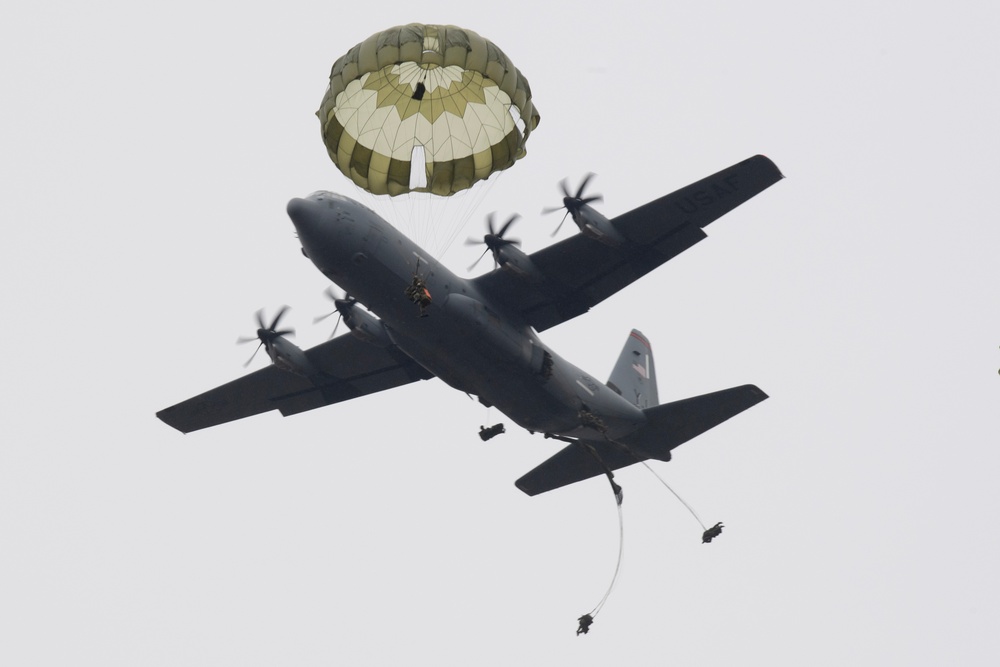 Airborne 25: US, JGSDF conduct annual mass airborne operations