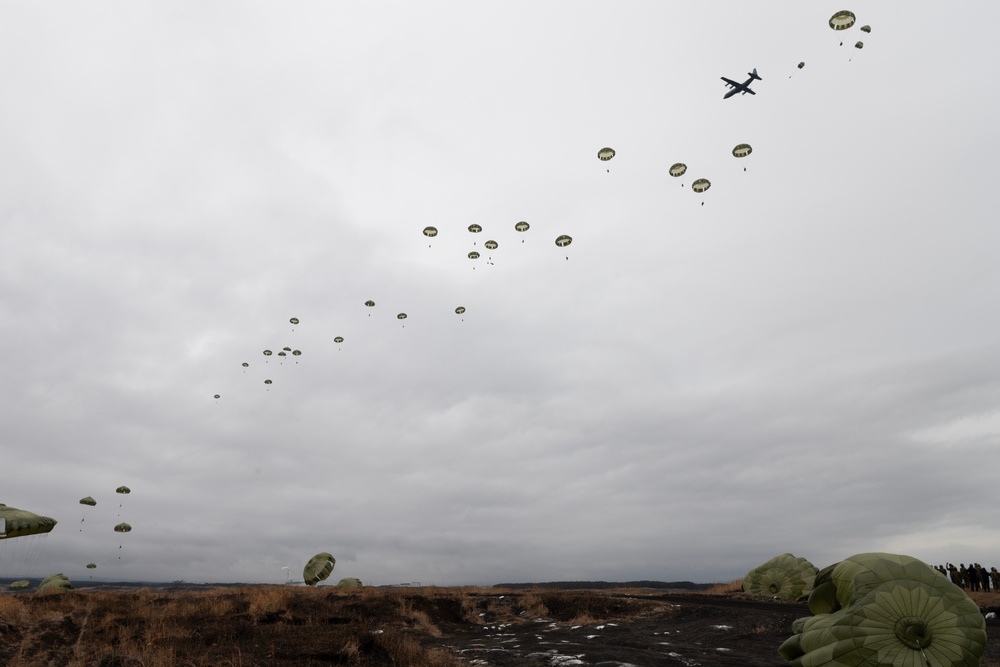 Airborne 25: US, JGSDF conduct annual mass airborne operations