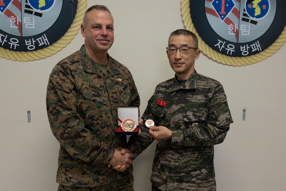 Republic of Korea Marine Corps Maj. Gen. Lee Ho-Jong and U.S. Marine Corps Maj. Gen. Marcus B. Annibale Meet During KMEP 25.1