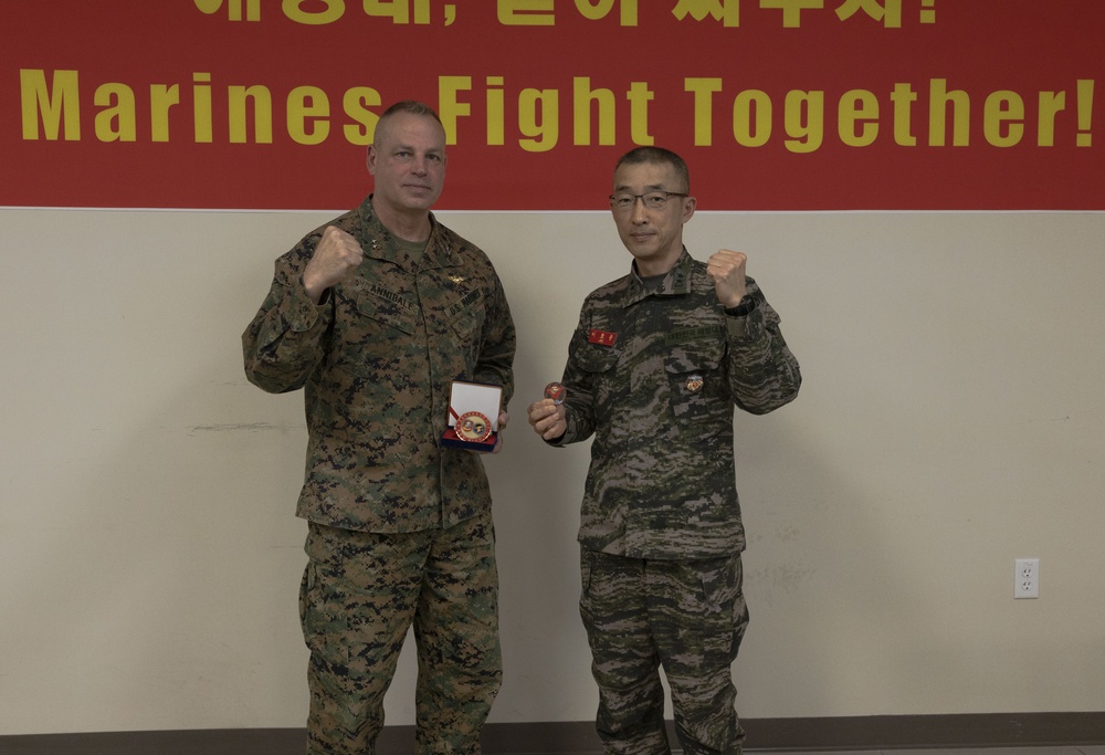 Republic of Korea Marine Corps Maj. Gen. Lee Ho-Jong and U.S. Marine Corps Maj. Gen. Marcus B. Annibale Meet During KMEP 25.1