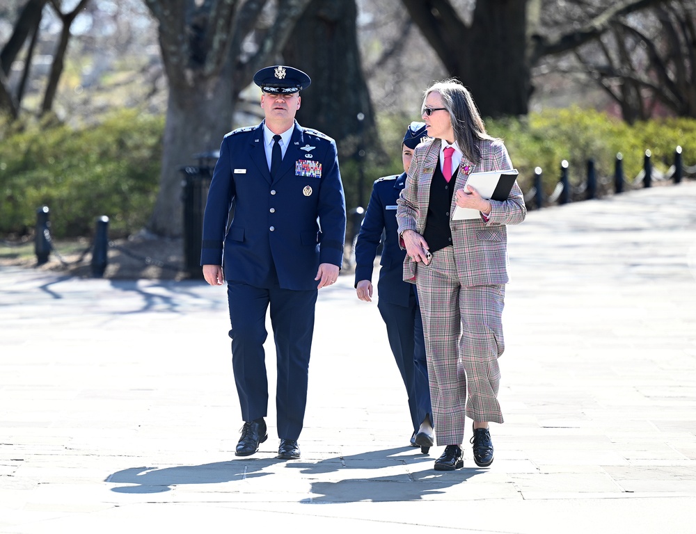 Turkish Air Chief Lays Wreath at Tomb of the Unkown Soldier