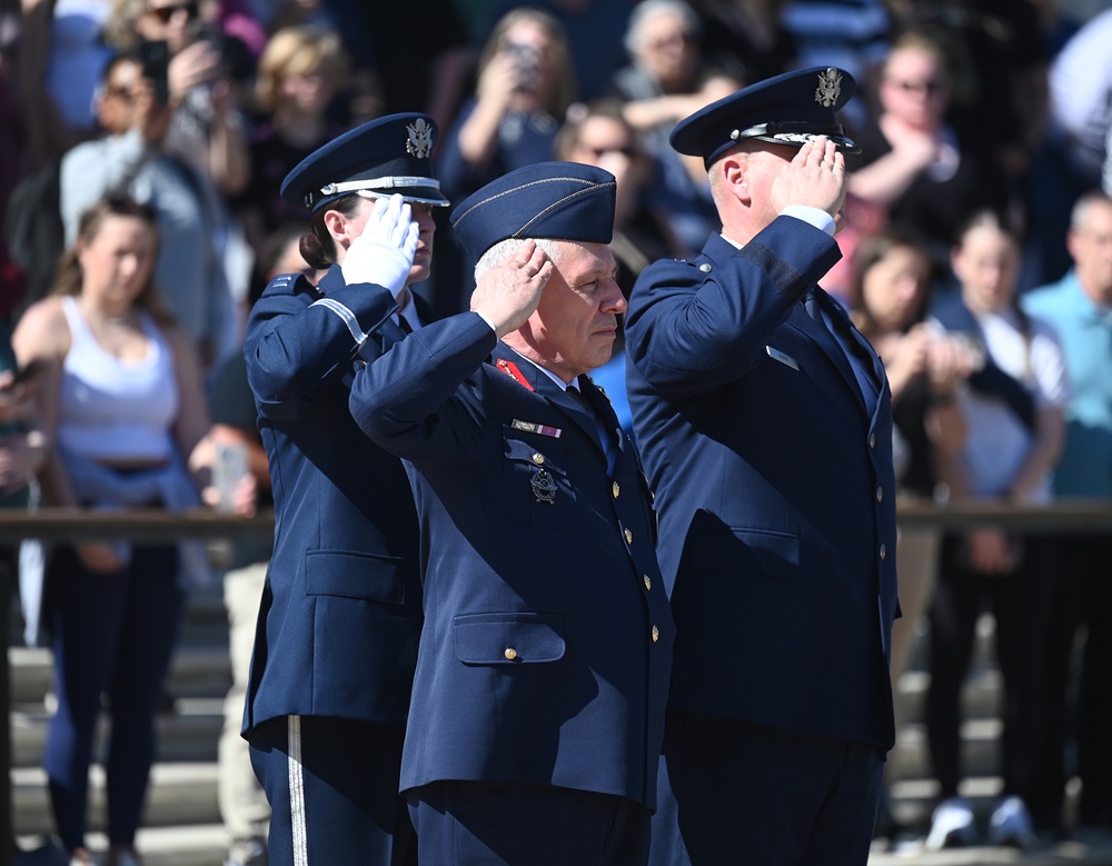 Turkish Air Chief Lays Wreath at Tomb of the Unkown Soldier