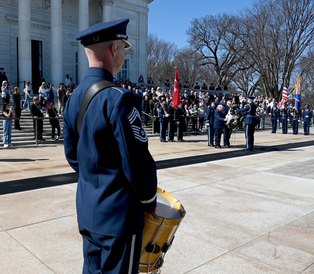 Turkish Air Chief Lays Wreath at Tomb of the Unkown Soldier