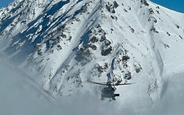 Alaska Air National Guardsmen conduct hoist rescue at Hatcher Pass