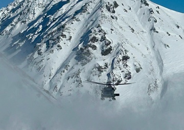 Alaska Air National Guardsmen conduct hoist rescue at Hatcher Pass