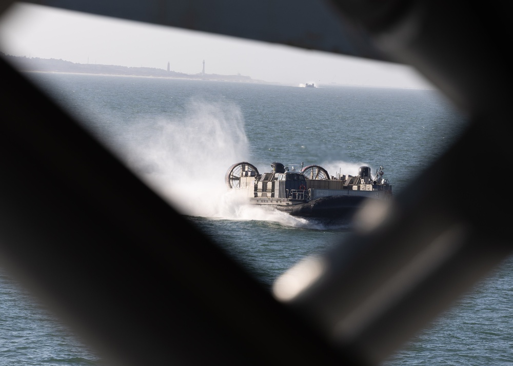 Iwo Jima Conducts LCAC Recovery Operations