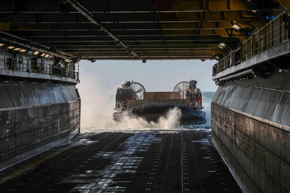 Iwo Jima Conducts LCAC Recovery Operations