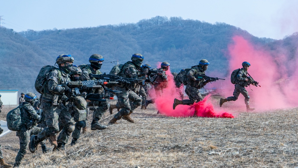 ROK and U.S. forces conducts air assault training exercise