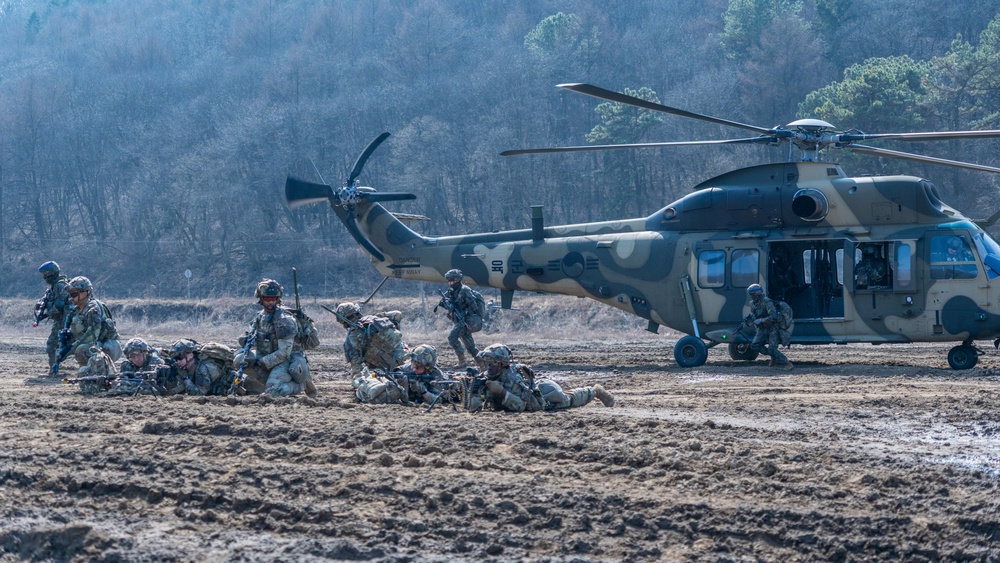 ROK and U.S. forces conducts air assault training exercise
