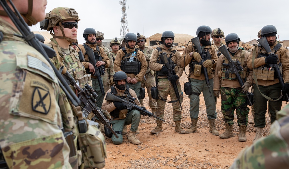 Coalition Forces and Syrian Free Army Receive Briefing for Air Assault Training at Al-Tanf Garrison