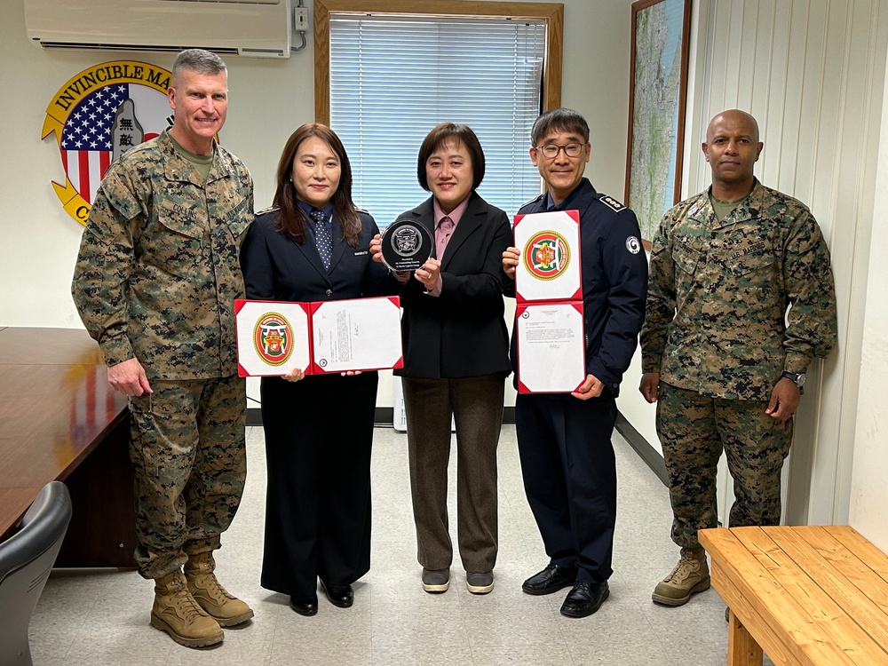 KMEP 25.1 | 3rd MLG CG Recognizes Support of Pohang Immigration Office to III MEF Exercises