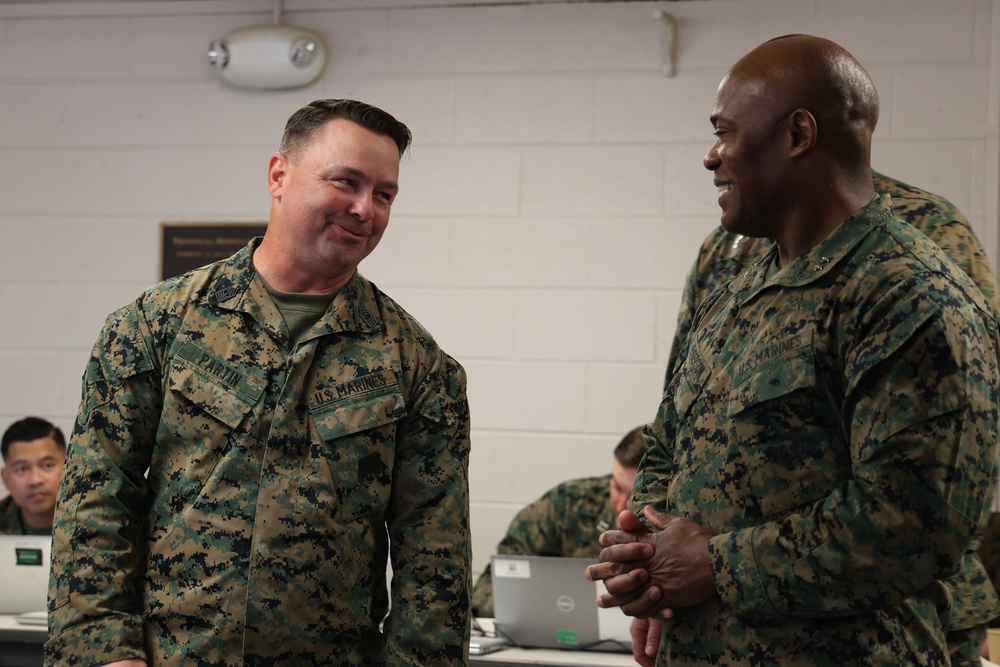 Maj. Gen. Anthony Henderson visits 22nd MEU during RUT