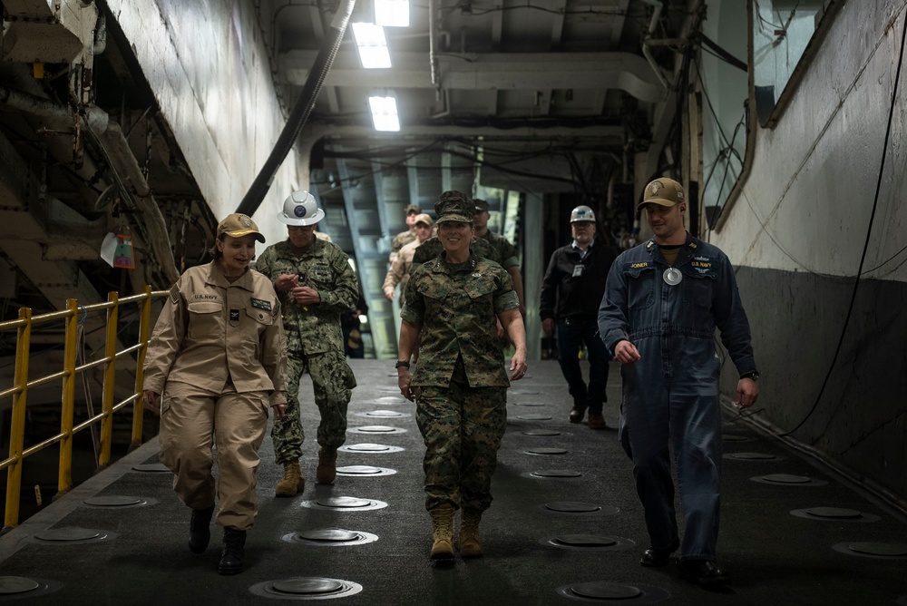 MARFORCOM Tours USS Kearsarge