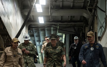 MARFORCOM Tours USS Kearsarge