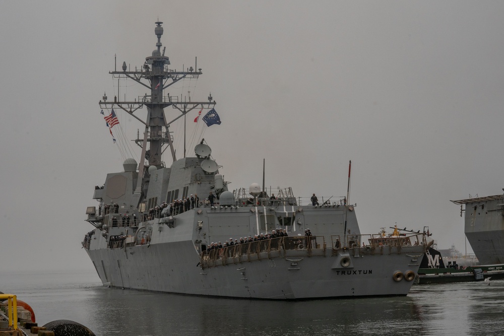 USS Truxtun (DDG 103) Departs Naval Station Norfolk