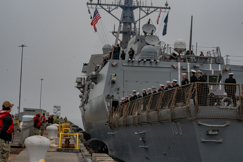 USS Truxtun (DDG 103) Departs Naval Station Norfolk