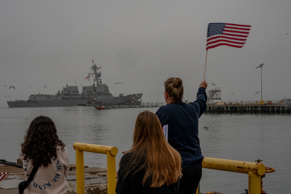 USS Truxtun (DDG 103) Departs Naval Station Norfolk