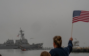 USS Truxtun (DDG 103) Departs Naval Station Norfolk