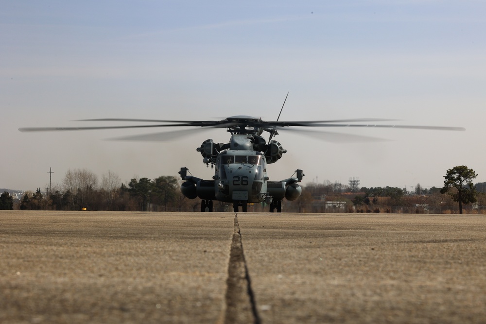 HMH-465 conducts flight operations during KMEP 25