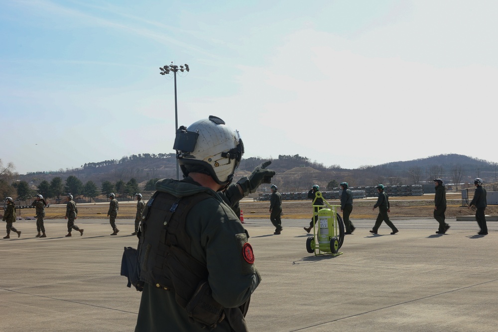 HMH-465 conducts flight operations during KMEP 25