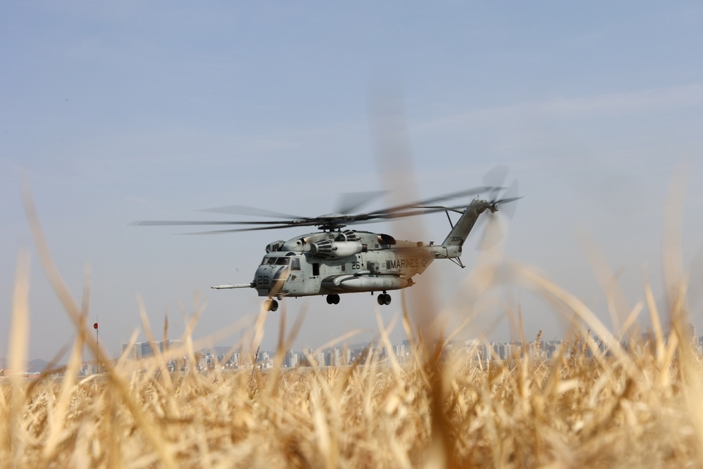 HMH-465 conducts flight operations during KMEP 25