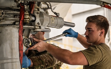 445th AMXS Airman uses torque wrench on C-17 Globemaster III