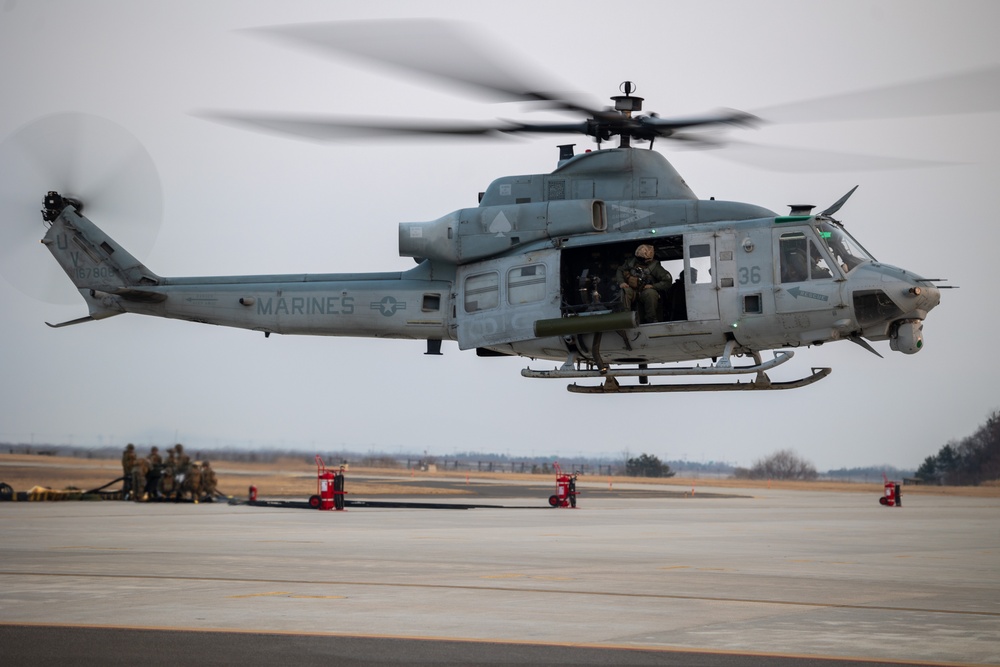 MWHS-172 refuels HMLA-267 helicopters