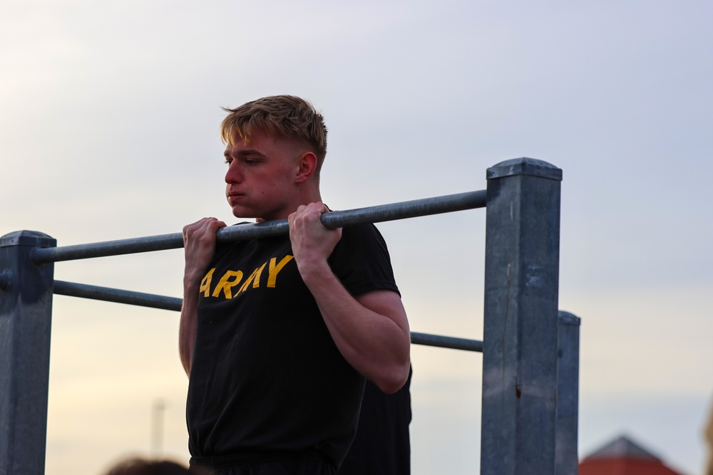 Soldier hangs for time during German badge testing