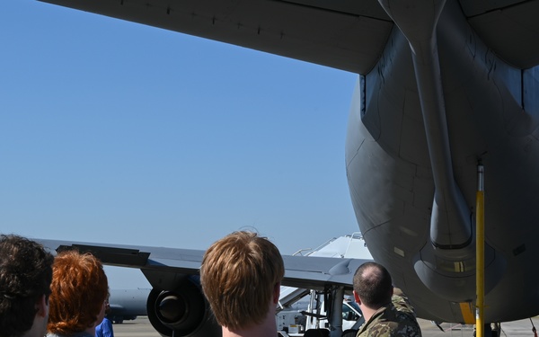 VHHS Visits the 117ARW