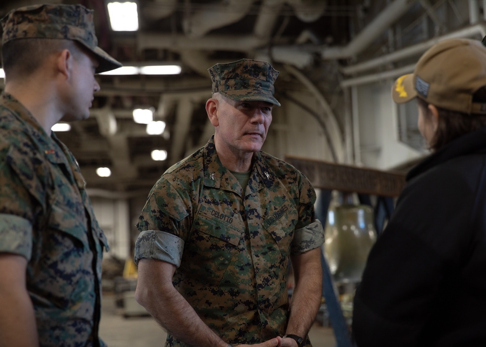 DVIDS - Images - Kearsarge Hosts Marine Forces Command [Image 2 of 5]