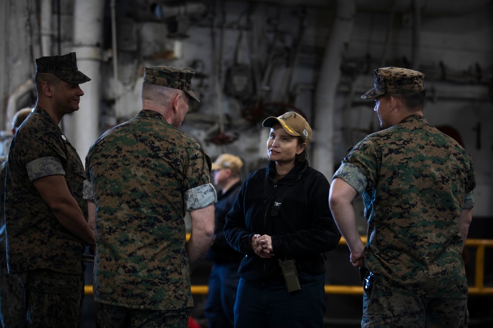 DVIDS - Images - Kearsarge Hosts Marine Forces Command [Image 4 of 5]