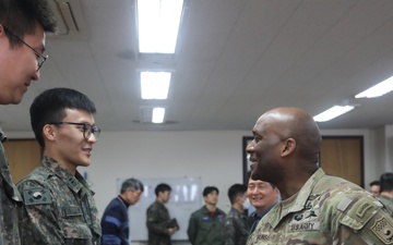 UNC, CFC, USFK Commanding General Visits ROK OPFOR Soldiers