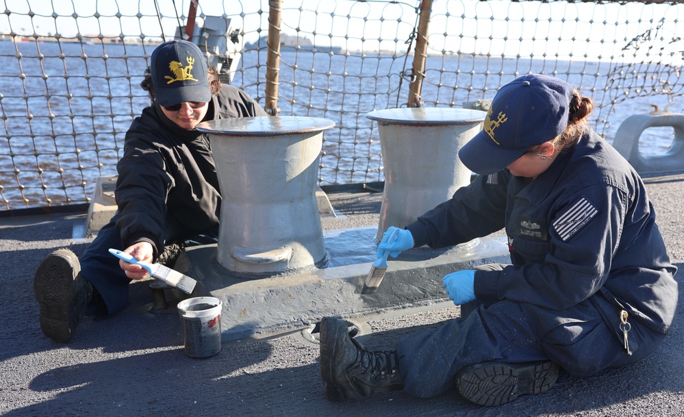 Sailors conduct maintenance abord USS Gravely (DDG 107)